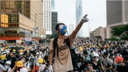 У Гонконзі під час протесту політику відкусили шматок вуха (відео 18+)