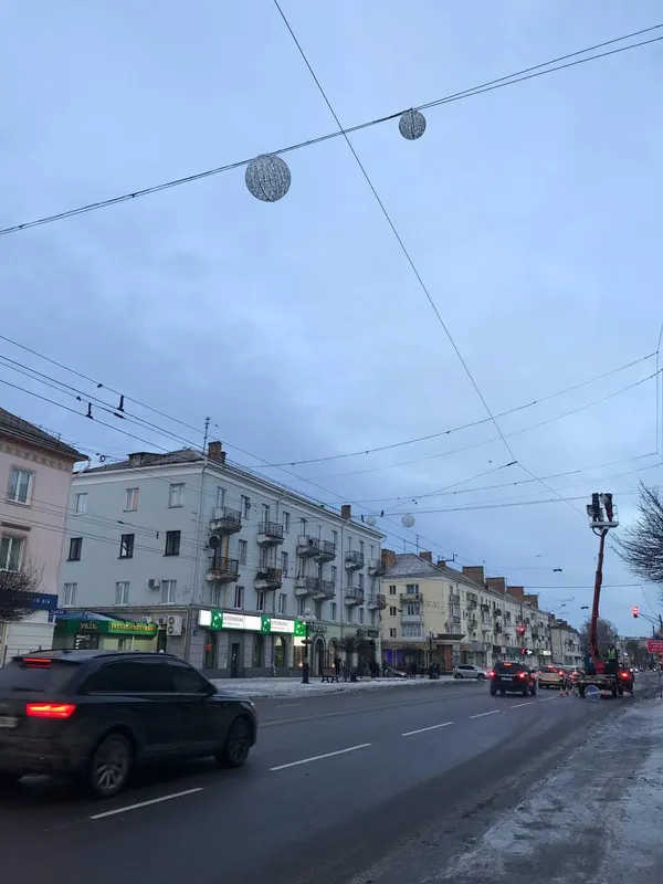 У центрі Луцька монтують святкову ілюмінацію (фото)