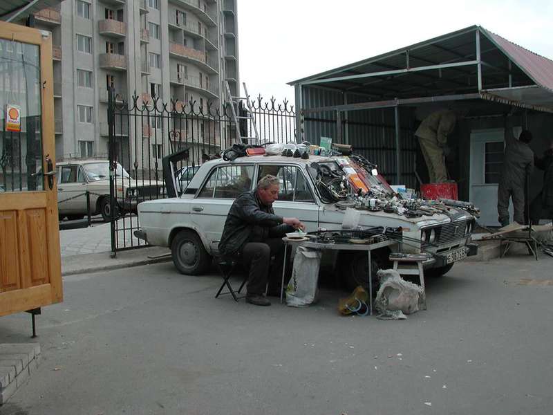 Килими на парканах, бензин по 2 гривні, сардельки по 7,5: старі фото Варшавського ринку в Луцьку