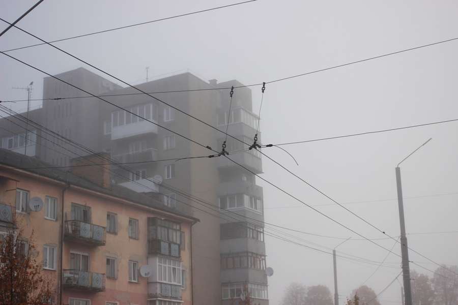 Тривожний туманний ранок у Луцьку (фото)