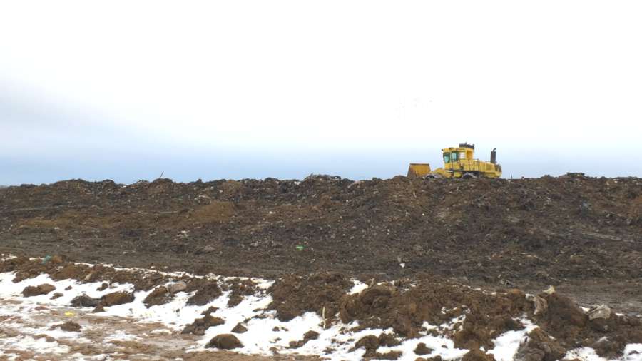 330 кінських сил: на полігоні в Брищі працює потужний ущільнювач для сміття (фото)