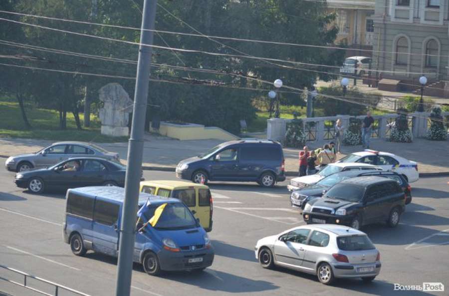 На Возз'єднання в Луцьку не розминулися два легковики (фото)