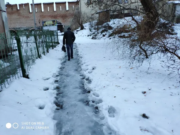 Луцького політолога обурила нерозчищена Замкова площа (фото)