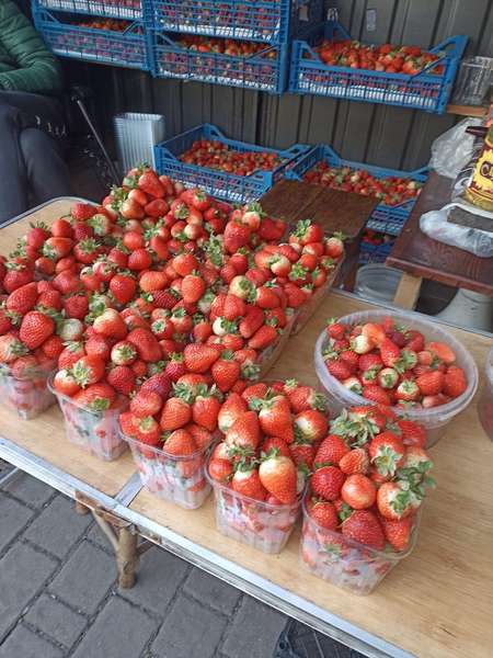 На ринку у Луцьку досі продають полуницю: які ціни (фото)