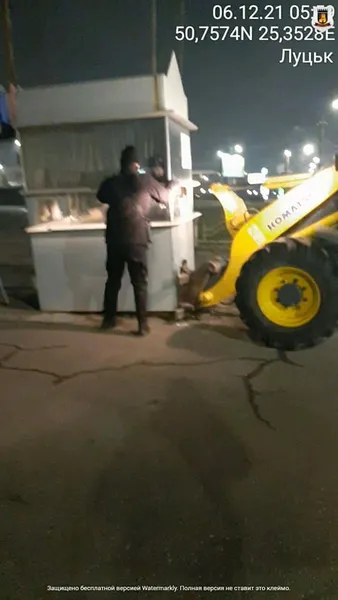 У Луцьку муніципали зрізали шлагбауми біля «Юванту» (фото, відео)
