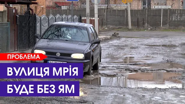 Тріщини на будинках та величезні ями на дорозі: у Луцьку ціла вулиця потерпає від руху вантажівок (відео)