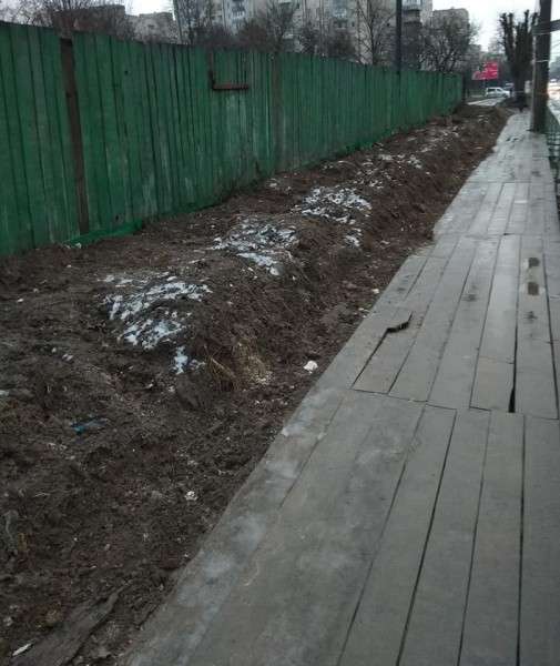 У Луцьку поскаржилися на тротуар біля 22 школи (фото)