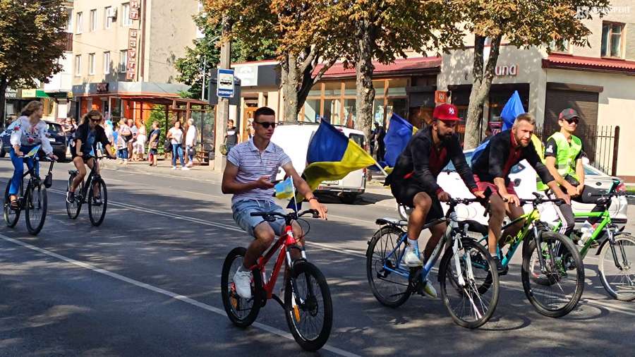 З байкерами і поліцією: у Луцьку – велопробіг у вишиванках (фото, відео)