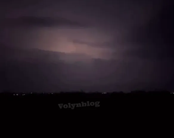 Спалахи блискавок і безперервний гуркіт грому: над Луцьком прокотилася потужна гроза (фото)