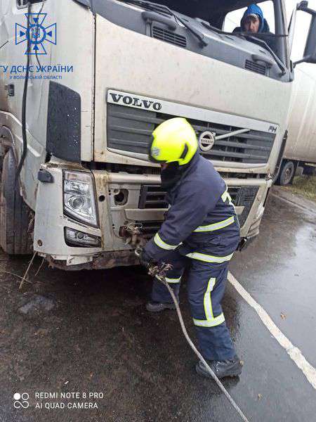 Водій не міг самотужки виїхати: біля Луцька рятувальники відбуксирували вантажівку (фото)