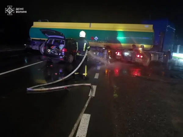 Біля Луцька авто в'їхало в бензовоз (фото, відео)