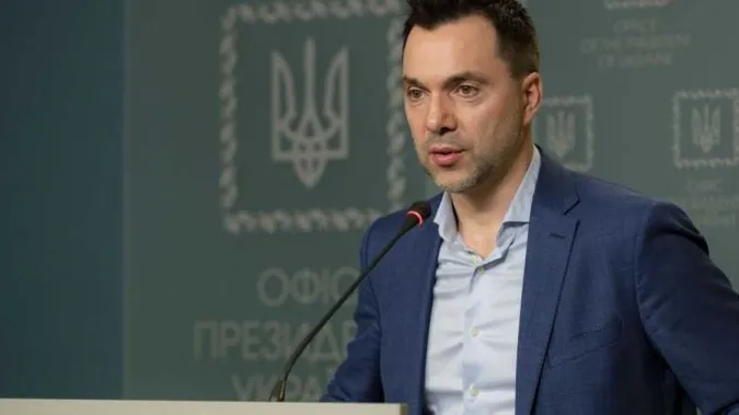 «Для перемоги над росією потрібне важке озброєння від Заходу», – Арестович (відео)