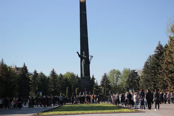 Квіти, пісні та ветерани: у Луцьку відзначили День перемоги (фото)