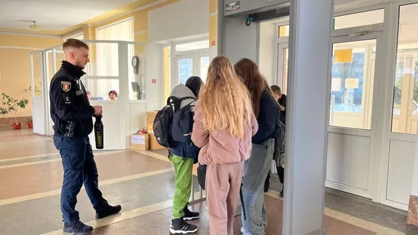 Нові правила безпеки: у школах Луцька почали використовувати металошукачі (фото, відео)
