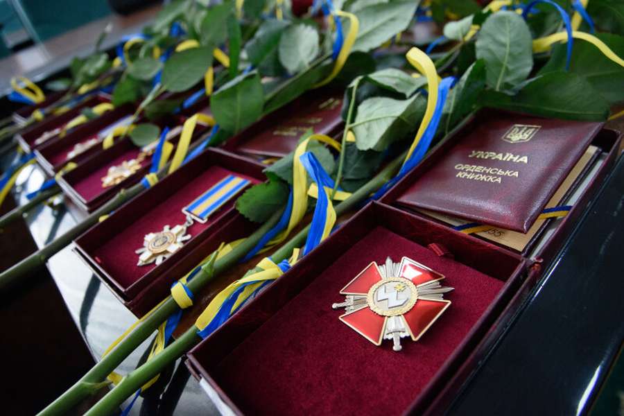 У Луцьку рідним загиблих воїнів вручили їхні ордени (фото)