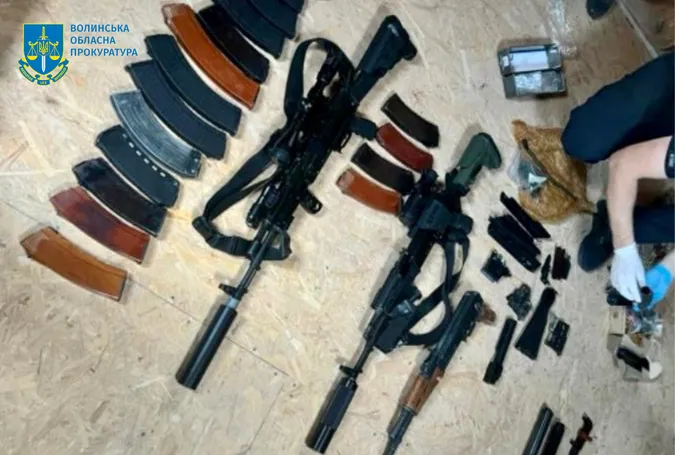 У Луцьку 26-річного чоловіка підозрюють у торгівлі зброєю через військовий аукціон (фото)