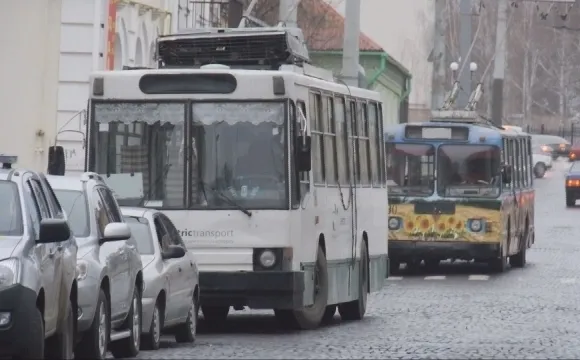 У Луцьку в польського тролейбуса відвалилися колеса