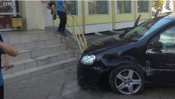 У Луцьку на Соборності авто злетіло з дороги і врізалось в магазин (фото)