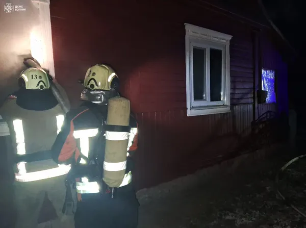 У Маневичах на Святвечір через свічку загорівся будинок (фото)