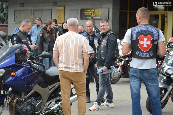 На Театральній площі Луцька зібралися байкери