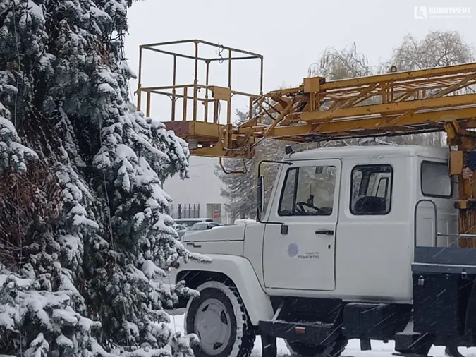 Під луцькими ялинками починають монтувати різдвяне містечко (фото)