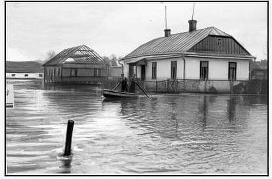 Місто у воді: показали повінь в Луцьку майже 90 років тому (фото)