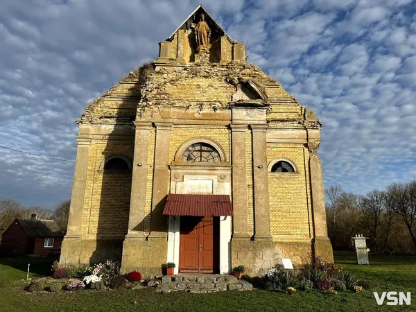 На Волині відроджують храм, у стіні якого застряг снаряд (фото)