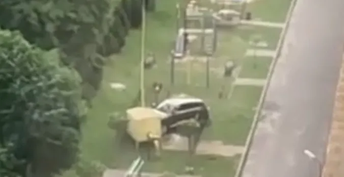 У Луцьку на Набережній автівка в'їхала в газову підстанцію – людей евакуйовують (відео)
