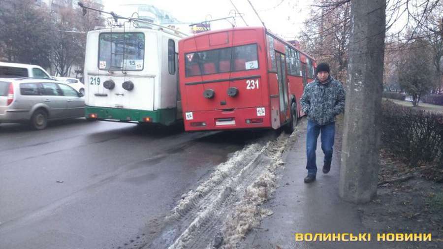 Не трамвай, але і не об'їхав: у Луцьку тролейбус 