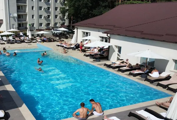 Де у Луцьку та на околицях поплавати у басейні: локації та ціни (фото)
