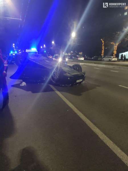 Авто перекинулось на дах: у Луцьку – аварія на Соборності (фото,відео)
