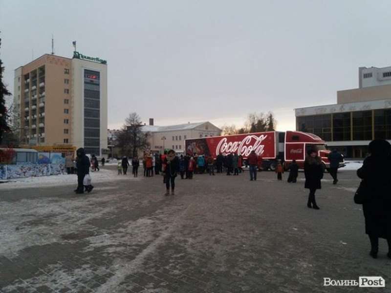 Фура «Coca-Cola» спізнилася, але приїхала до Луцька (фото)