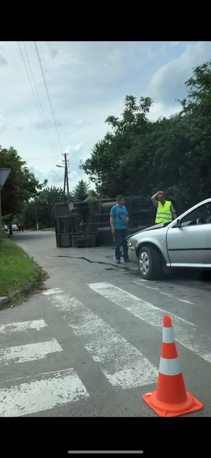 У Луцьку перекинулася вантажівка (фото, оновлено)