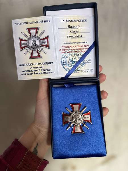Волонтерка з Луцька Оля Валянік отримала нагороду від Залужного