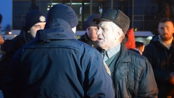 У центрі Луцька чоловік під час флеш-мобу хотів "спалити Путіна" (фото, відео 18+)