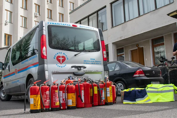 У Луцьку рятувальникам передали вогнегасники з Норвегії (фото)