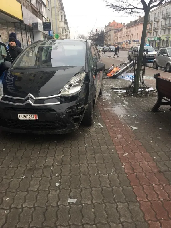 У Луцьку п'яний водій на «євробляхах» зніс рекламну конструкцію (фото)