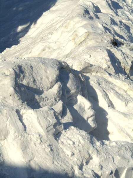 На сніговій горі в центрі Луцька з’явилося обличчя (фото, відео)