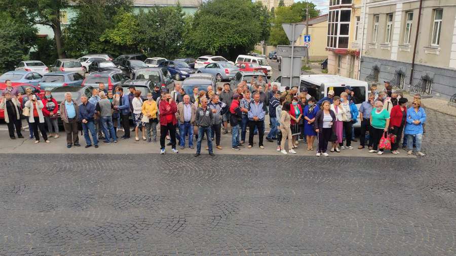 Біля мерії страйкували працівники «Луцьктепла» (фото)