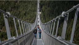 У Чехії відкрився найдовший підвісний пішохідний міст у світі (відео)