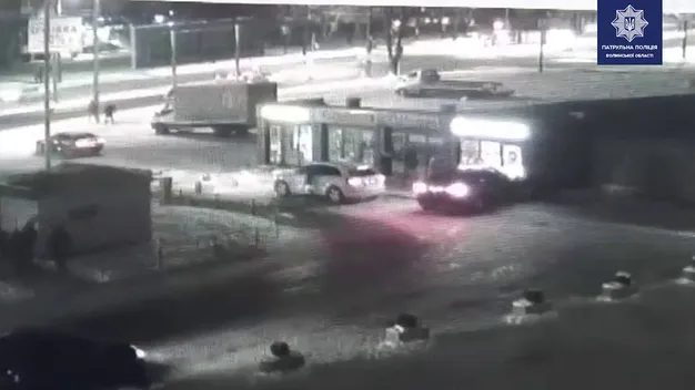 У Луцьку BMW влетіло у кав’ярню: показали відео удару