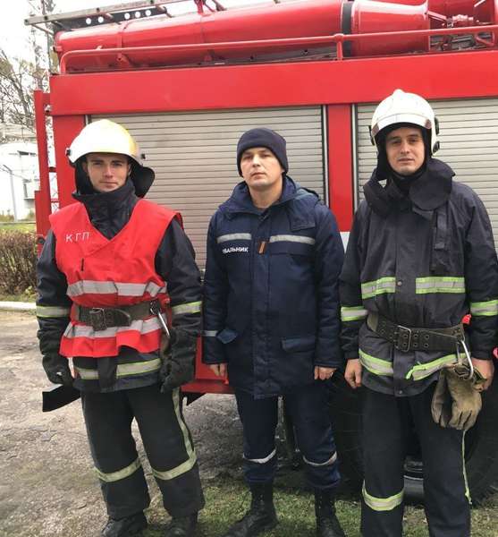 Андрій Дудік (крайній праворуч) з колегами-рятувальниками