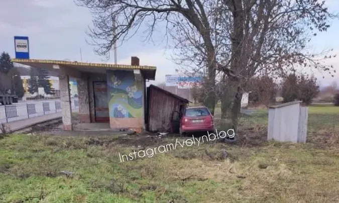 На Волині Ford на «євробляхах» протаранив сарай і дерево (фото, відео)