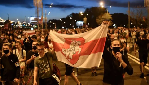 У Мінську тривають жорстокі затримання