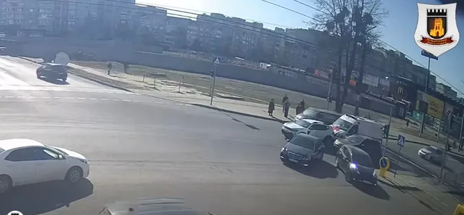 У Луцьку «швидка» врізалась у легковик: момент аварії зняли на відео