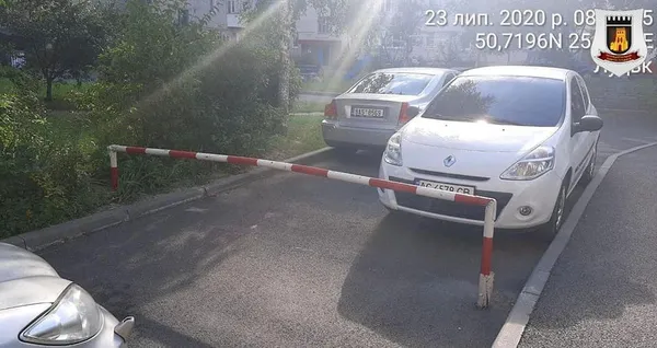 У Луцьку демонтують незаконні обмежувачі руху в дворах (фото)