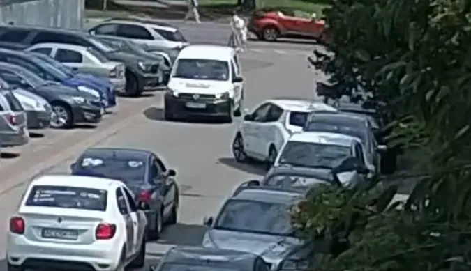 У Луцьку водійка на «ніссані» «рознесла» припарковані автівки (відео)
