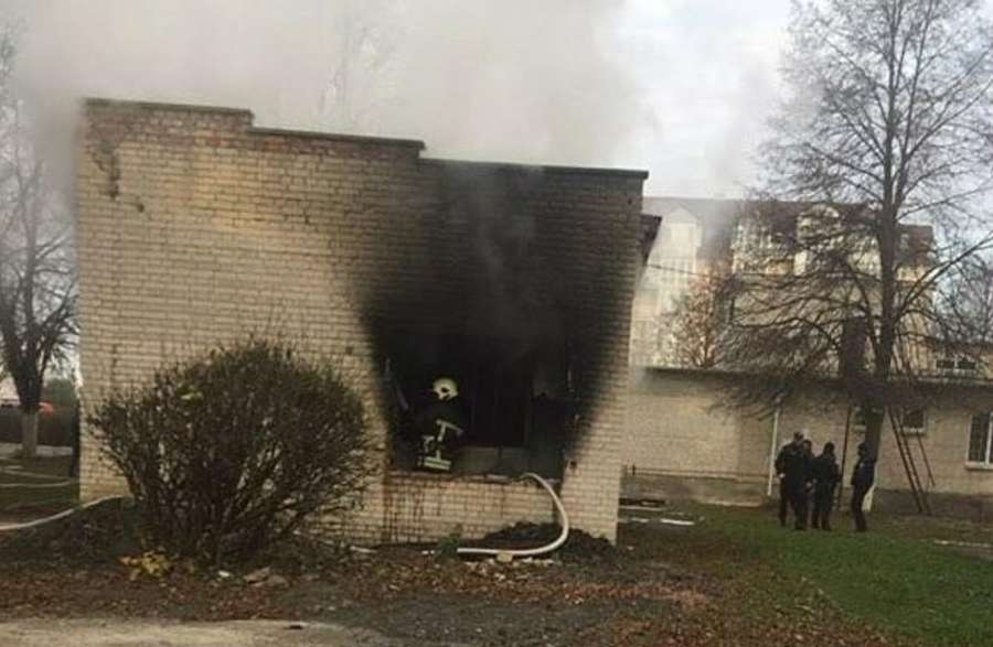 У Луцьку на території дитячої лікарні сталася пожежа (фото, оновлено)