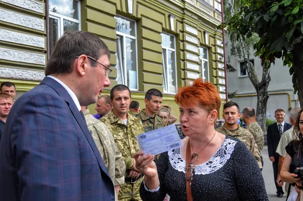 Під прокуратурою керівникові Генпрокуратури ще довелося вислухати скарги від невдоволеної жінки, яку не впустили на представлення