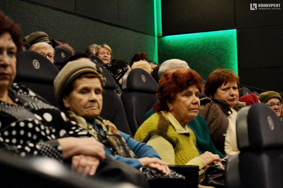 У Луцьку пенсіонери безкоштовно переглянули сімейний фільм за романом Джека Лондона (фото)